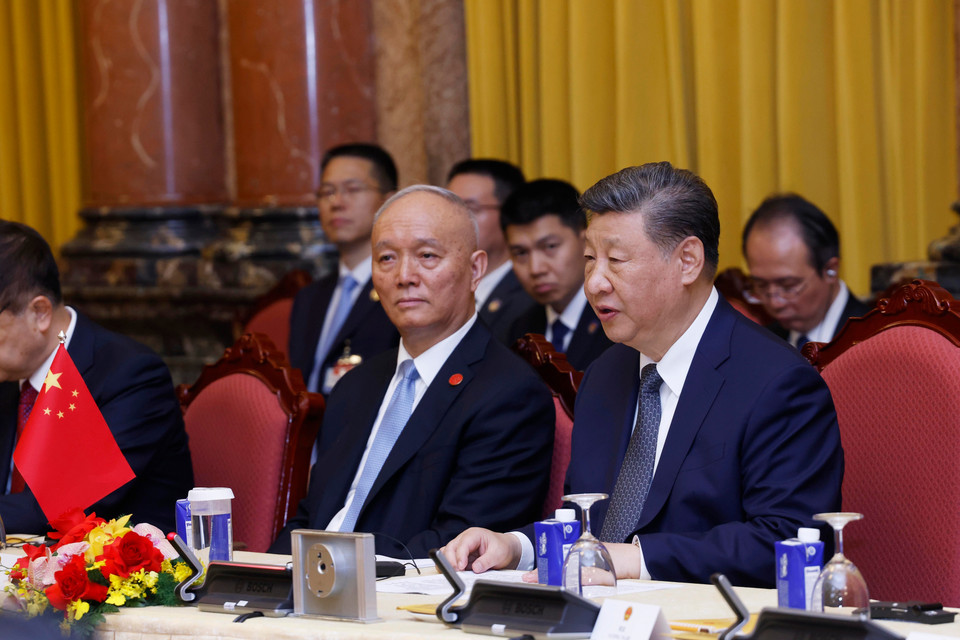 中共中央总书记、国家主席习近平在与越南国家主席梁强举行的会谈中发表讲话。图自 越通社