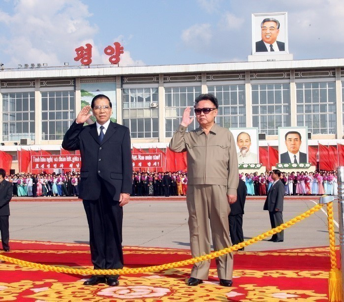 2007年10月16日，在对朝鲜进行正式友好访问期间，越共中央总书记农德孟与朝鲜劳动党总书记金正日在平壤顺安国际机场举行的欢迎仪式上亲切会面。图自 越通社