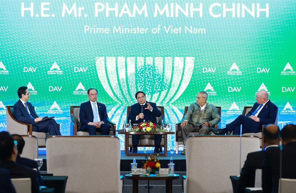 越南政府总理范明政、马来西亚总理安瓦尔•易卜拉欣、新西兰总理克里斯托弗•勒克森、东帝汶总统若泽•拉莫斯-奥尔塔出席第二届东盟未来论坛高级别全体会议。图自越通社