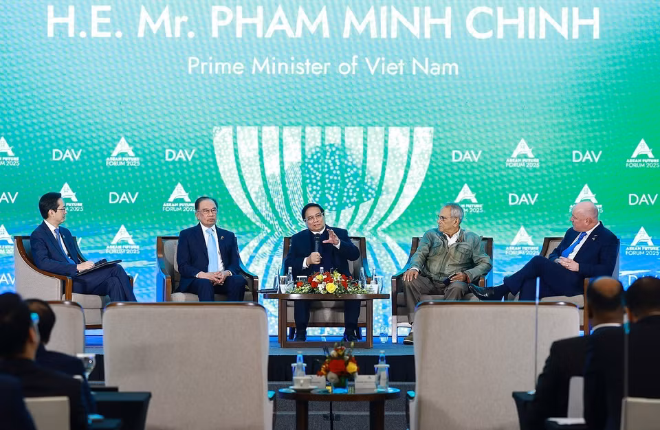 越南政府总理范明政、马来西亚总理安瓦尔•易卜拉欣、新西兰总理克里斯托弗•勒克森、东帝汶总统若泽•拉莫斯-奥尔塔出席第二届东盟未来论坛高级别全体会议。图自越通社