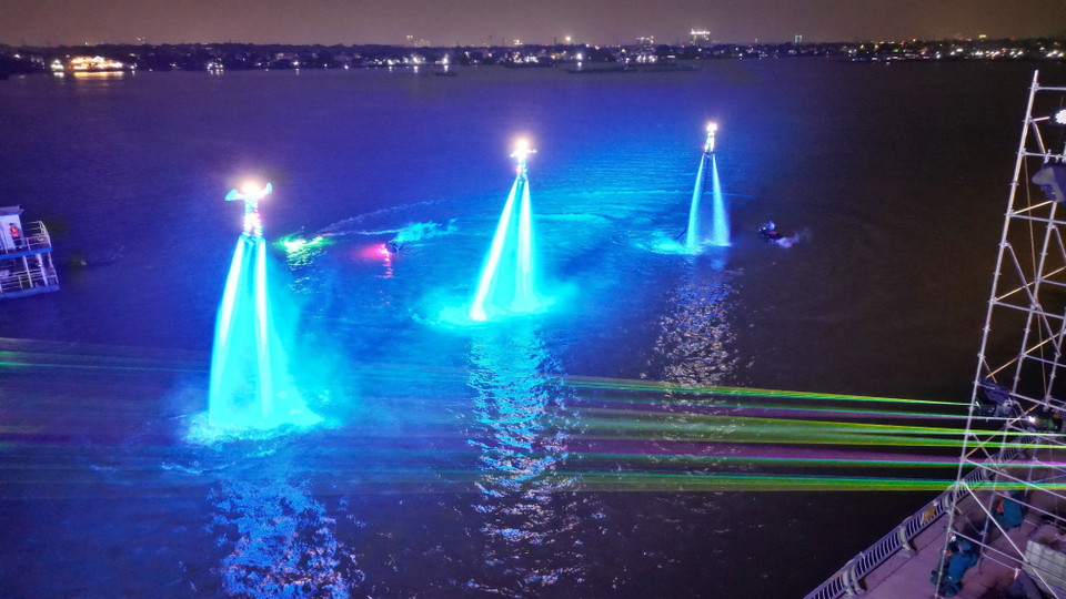 表演者通过翻腾、腾跃等动作，艺术化再现镇边地区日益繁荣发展的形象。图自 越通社