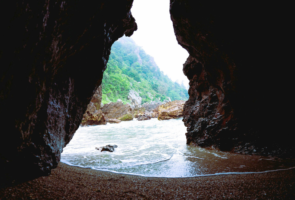 琼流县的渔民驾驶渔船沿着海岸岩礁扬帆出海，开启新一天的捕捞作业。图自 越通社