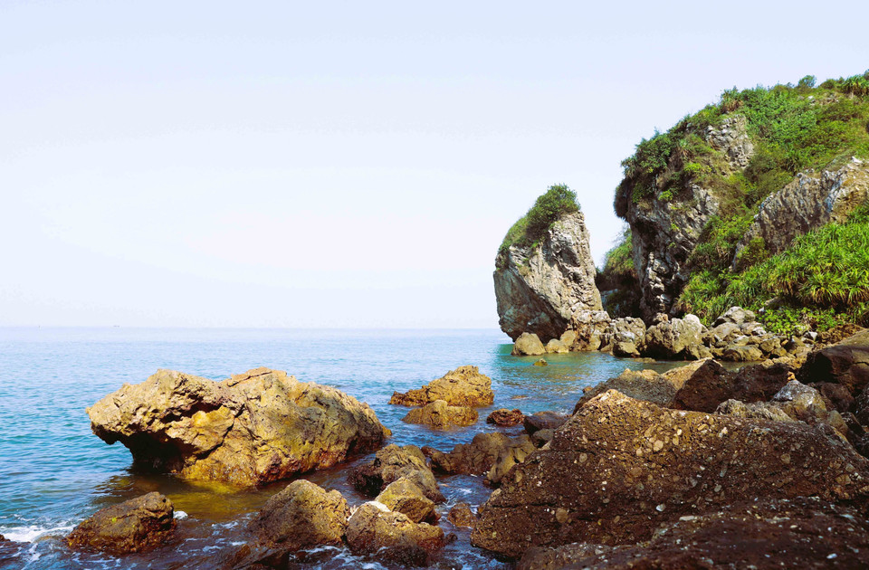 在龙山（Núi Rồng）脚下，分布着众多错综复杂的天然洞穴和隐秘角落，这些洞穴由地壳运动、海水侵蚀与风化作用共同塑造，至今仍保留着原始壮丽的自然风貌。图自 越通社