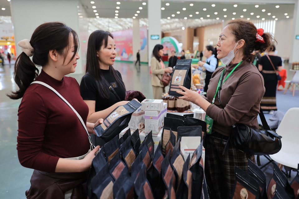 市民参观得乐省一乡一品展位。图自 越通社