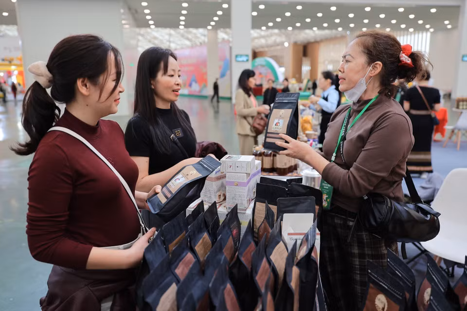 市民参观得乐省一乡一品展位。图自 越通社