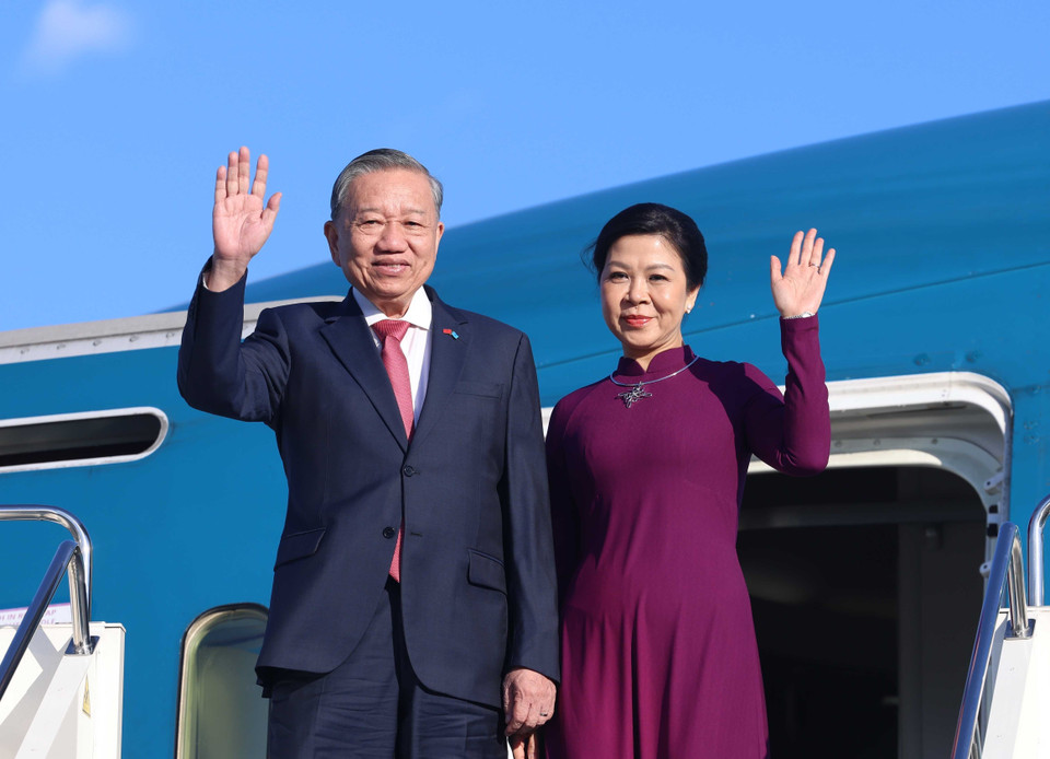 越共中央总书记苏林与夫人一行抵达哈萨克斯坦首都阿斯塔纳，开始对该国进行国事访问。图自 越通社
