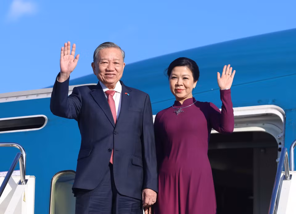 越共中央总书记苏林与夫人一行抵达哈萨克斯坦首都阿斯塔纳，开始对该国进行国事访问。图自 越通社