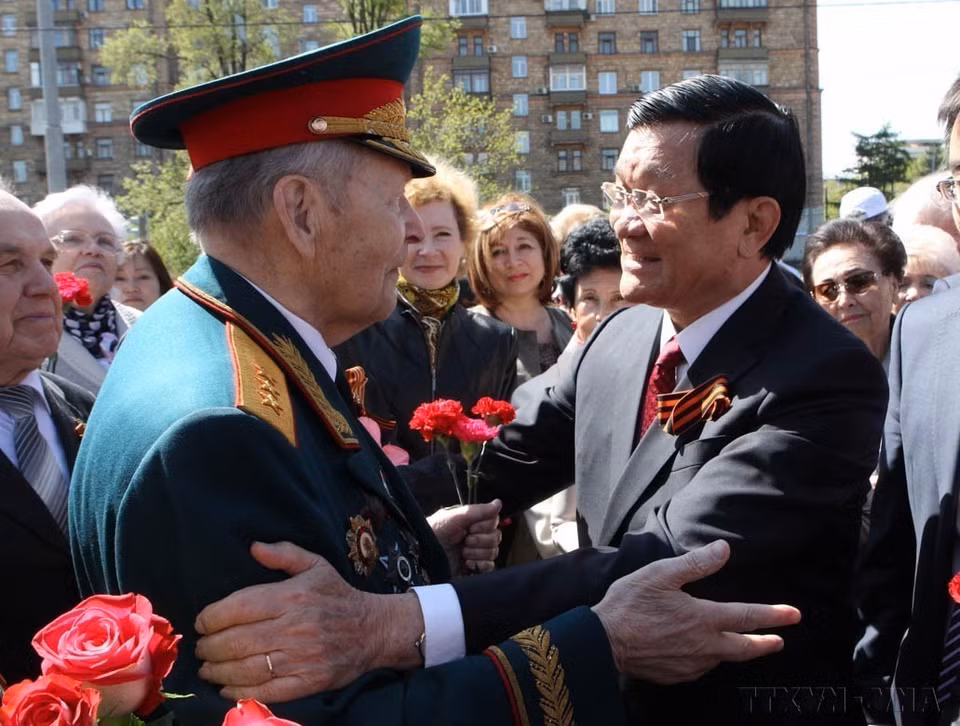 值此纪念卫国战争胜利70周年庆典之际，2015年5月8日上午，国家主席张晋创在俄罗斯首都莫斯科在出席胡志明主席雕像敬献花圈仪式框架内，亲切会见俄罗斯老战士代表。图自 越通社