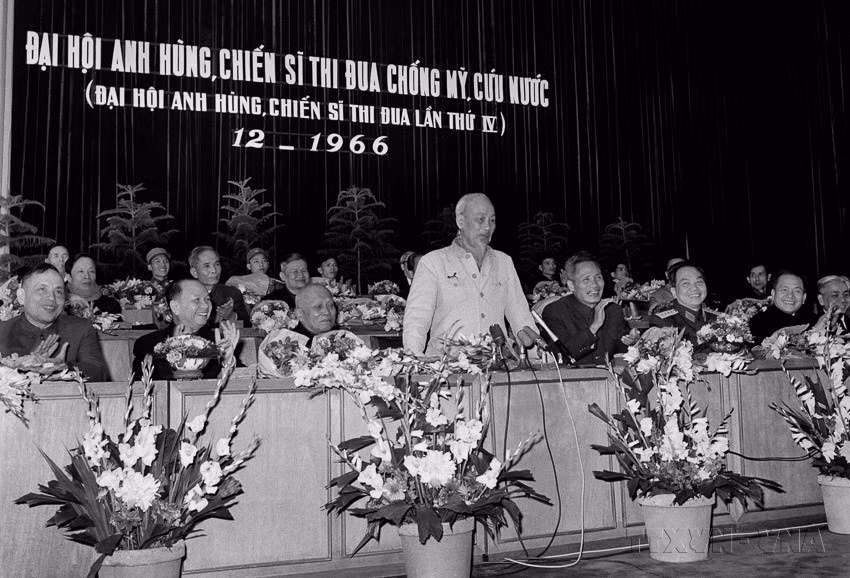 1966年12月，胡志明主席在河内举行的第四届英雄战士竞赛大会上发表讲话。图自 越通社