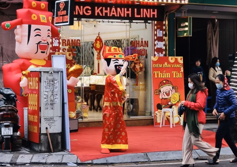 财神节当天，河内陈仁宗街热闹非凡。图自 越通社