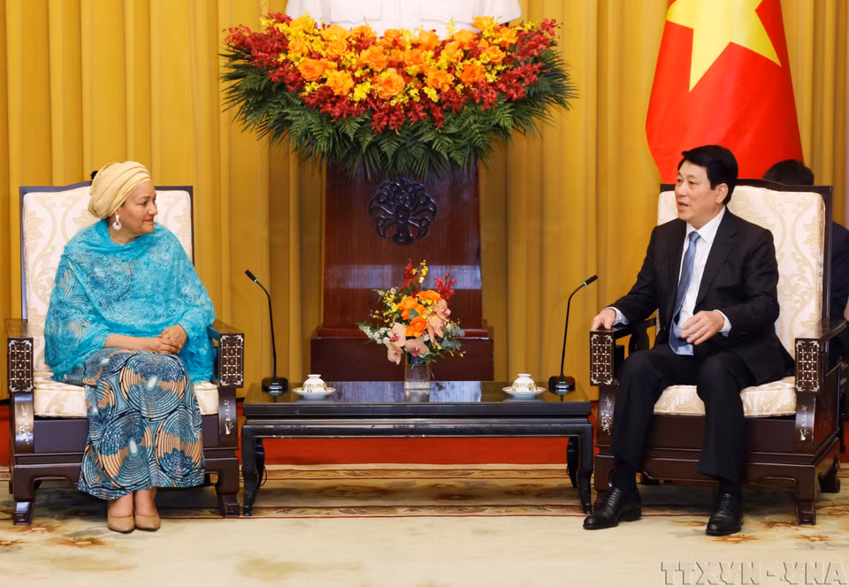 越南国家主席梁强2025年4月17日在河内会见前来出席在河内举行的第四届全球绿色目标伙伴2025峰会的联合国副秘书长阿米娜•穆罕默德。图自 越通社