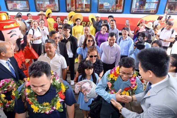 顺化—岘港区间旅游专列“中部遗产之旅”正式迎来首发仪式。该列车采用交通运输与旅游服务相结合的运营模式，旨在为游客打造独特的文化体验，进一步促进中部地区遗产旅游的发展。图自 越通社