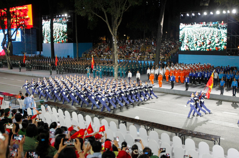 越南人民军各方队参加纪念南方解放、国家统一50周年庆典的阅兵和游行预演。图自 越通社