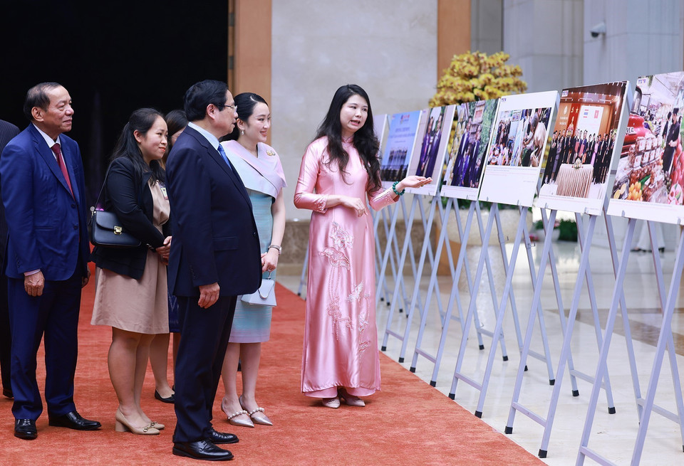 越南政府总理范明政与泰国总理佩通坦·西那瓦参观由越南通讯社制作的两国合作关系图片展。图自 越通社
