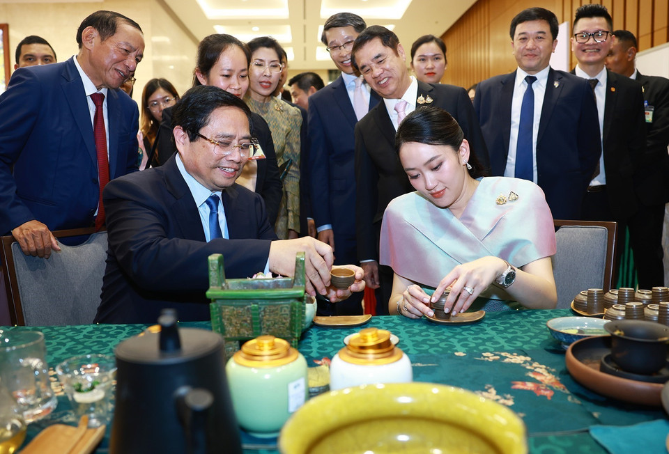 越南政府总理范明政与泰国总理佩通坦·西那瓦共同体验越南传统茶艺冲泡。图自 越通社
