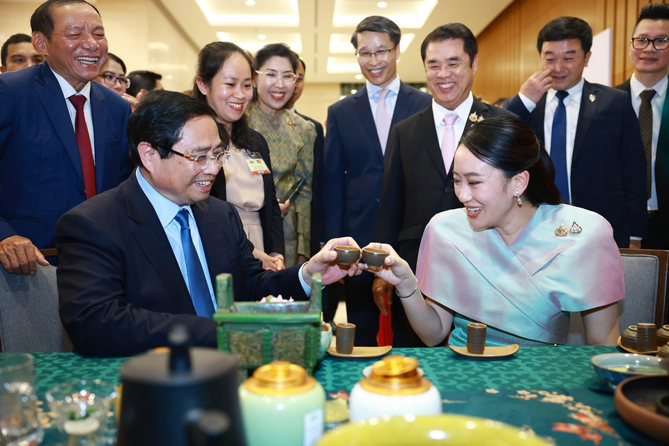 越南政府总理范明政与泰国总理佩通坦·西那瓦共同体验越南传统茶艺冲泡。图自 越通社