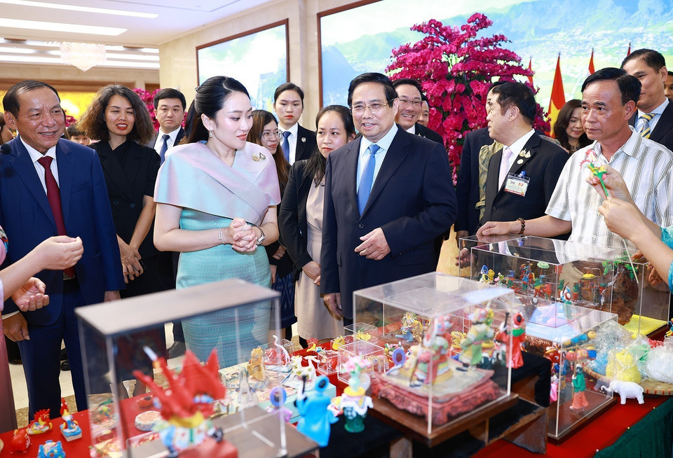 越南政府总理范明政与泰国总理佩通坦·西那瓦一同参观越南传统手工艺品—捏塑产品。图自 月通社