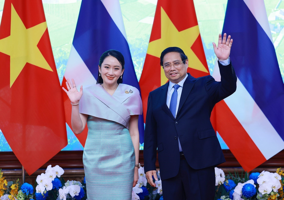 越南政府总理范明政与泰王国总理佩通坦·西那瓦合影留念。图自 越通社