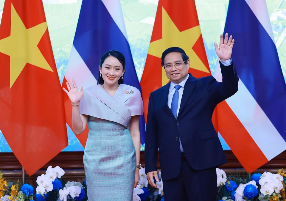 越南政府总理范明政与泰王国总理佩通坦·西那瓦合影留念。图自 越通社