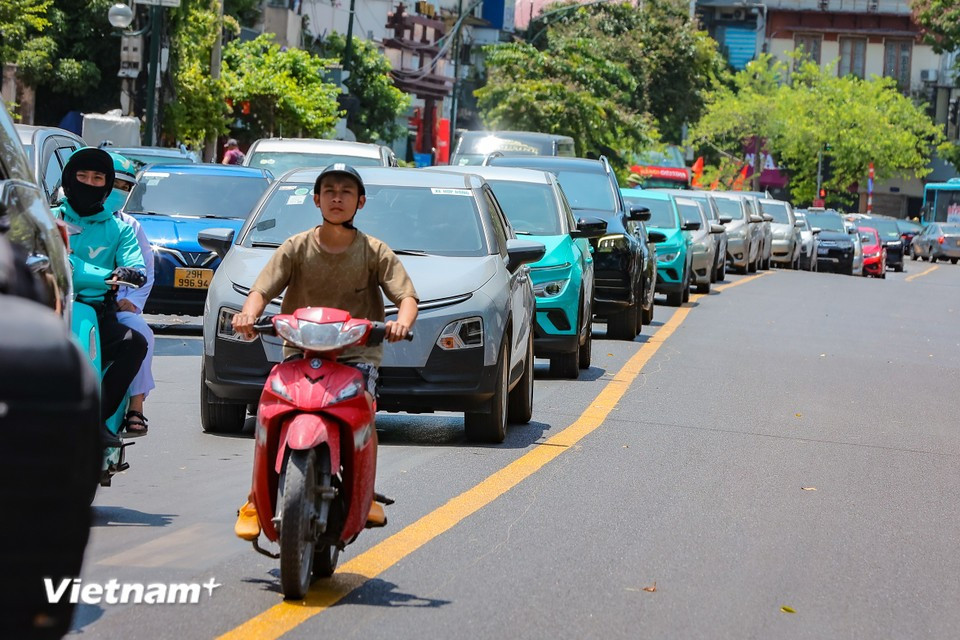 奠边府街的硬质隔离带改为黄色路面标线，道路正在铺设新沥青。图自越通社