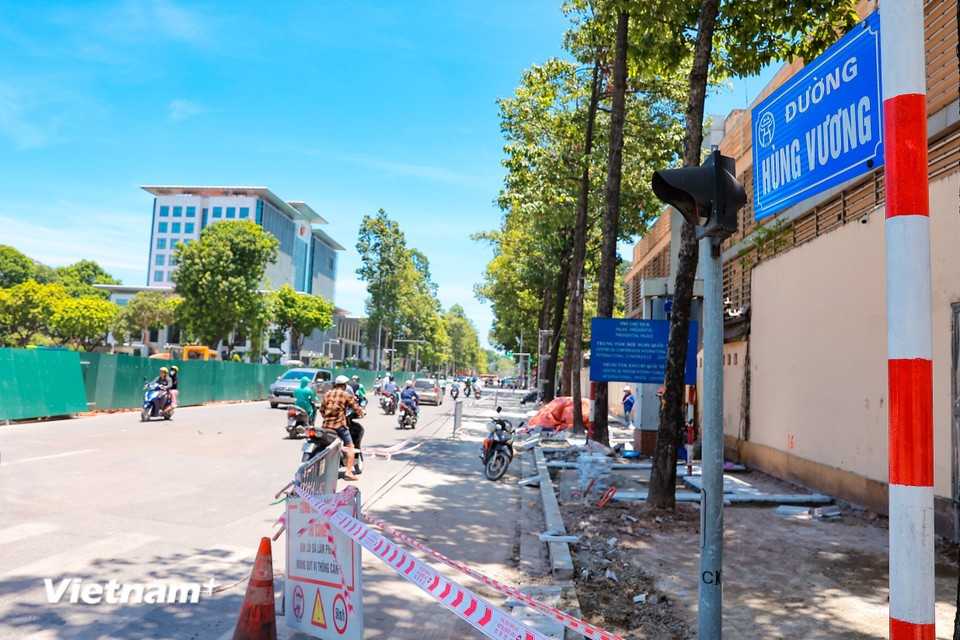 雄王路段（陈富街至阮太学街）正在拓宽改造，服务于中央重点任务及八月革命和国庆阅兵游行活动。图自越通社