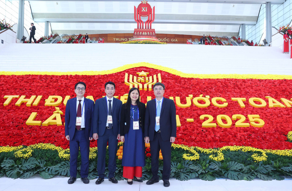 与会代表在大会现场合影留念。图自 越通社