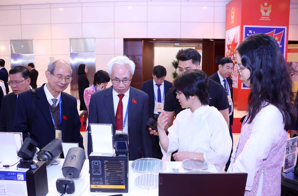 与会代表参观大会展区。图自 越通社