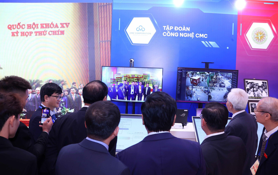 与会代表参观大会展区。图自 越通社