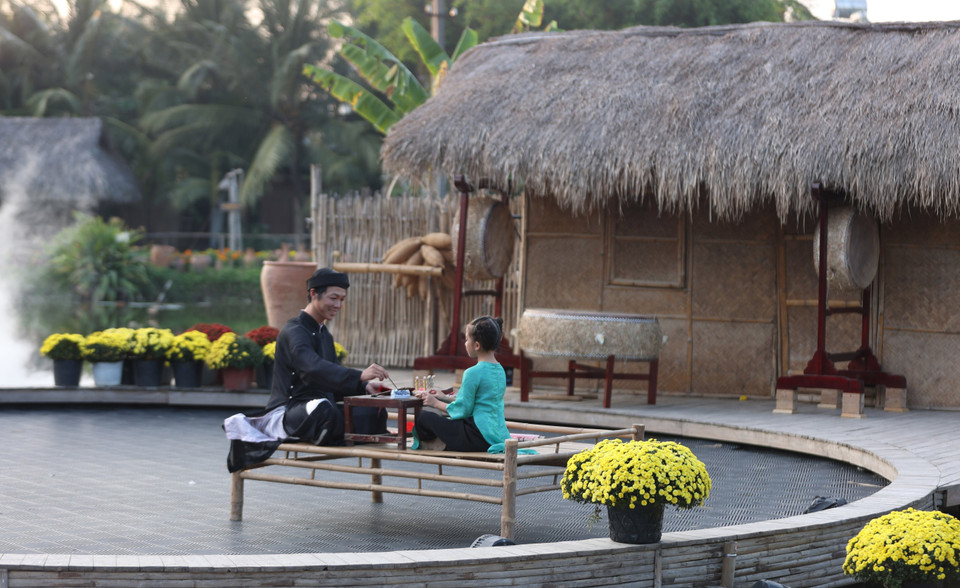 外国游客参观并深入了解越南传统春节习俗。图自 越通社