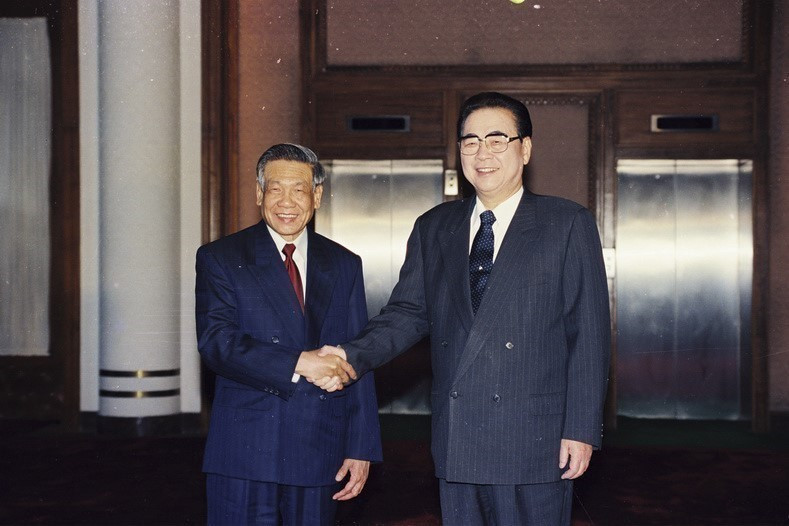 在1999年2月,越共中央总书记黎可飘访问中国期间,双方确定了21世纪推动两国关系发展的16字方针:“睦邻友好,全面合作,长期稳定,面向未来”。图为:黎可飘总书记与中共中央政治局常委、全国人大常委会委员长李鹏举行会谈(1999年2月26日)。图自 越通社