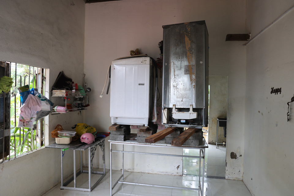 居民将家具垫高，紧急应对第二轮内涝。图自 越通社