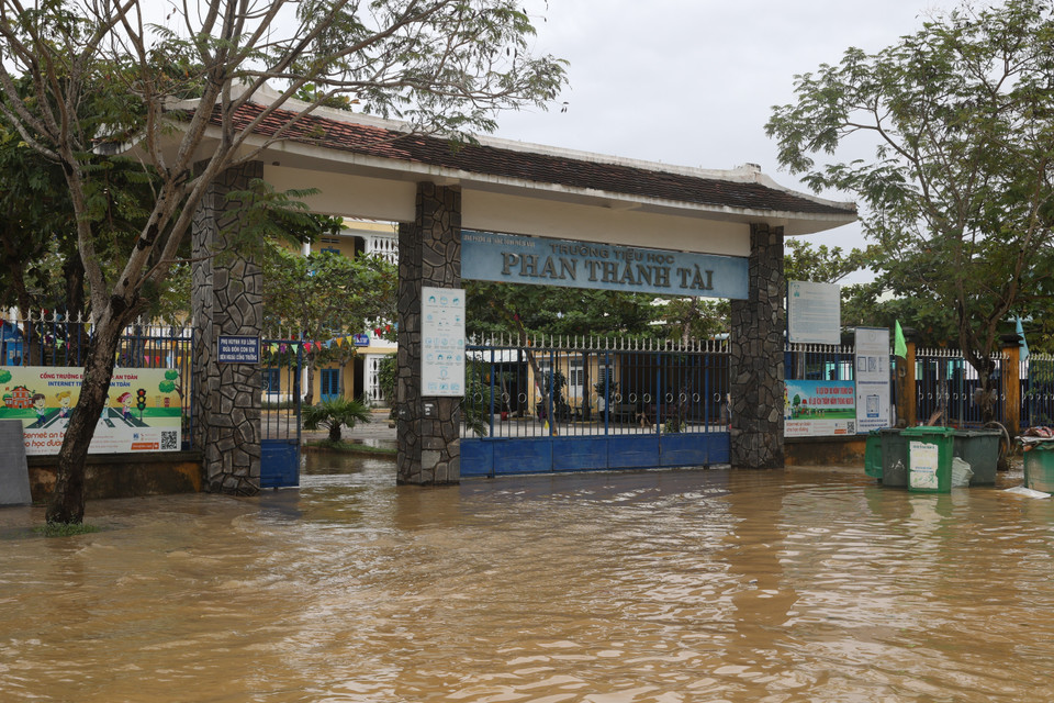 岘港市秋盆河的永奠支流水位上涨，倒灌进入安胜坊居民住宅，造成严重内涝，影响日常生活。图自 越通社
