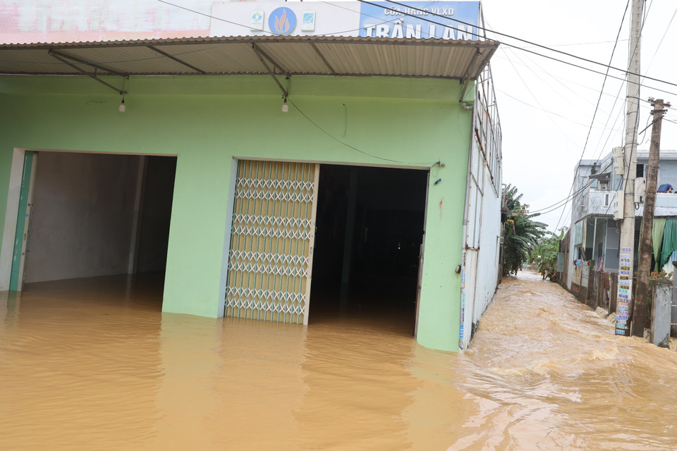 岘港市秋盆河的永奠支流水位上涨，倒灌进入安胜坊居民住宅，造成严重内涝，影响日常生活。图自 越通社