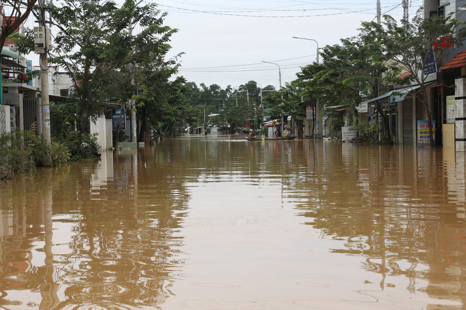 岘港市秋盆河的永奠支流水位上涨，倒灌进入安胜坊居民住宅，造成严重内涝，影响日常生活。图自 越通社