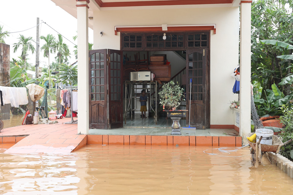 居民将家具垫高，紧急应对第二轮内涝。图自 越通社