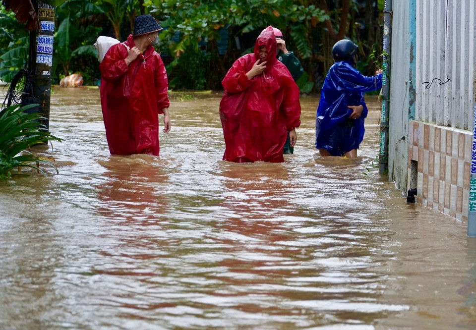 强降雨导致岘港市部分街道出现严重积涝。图自 越通社