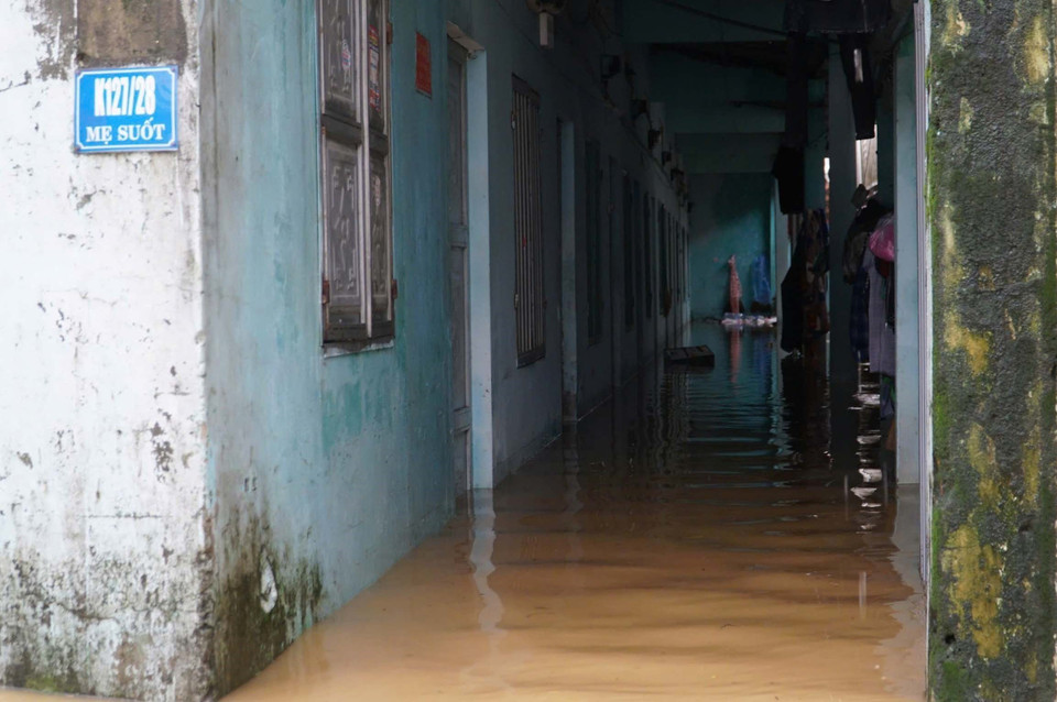 强降雨导致水涌入居民住宅，造成严重内涝。图自 越通社