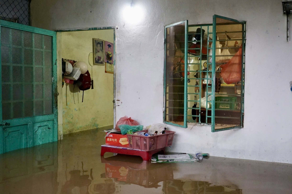 强降雨导致水涌入居民住宅，造成严重内涝。图自 越通社