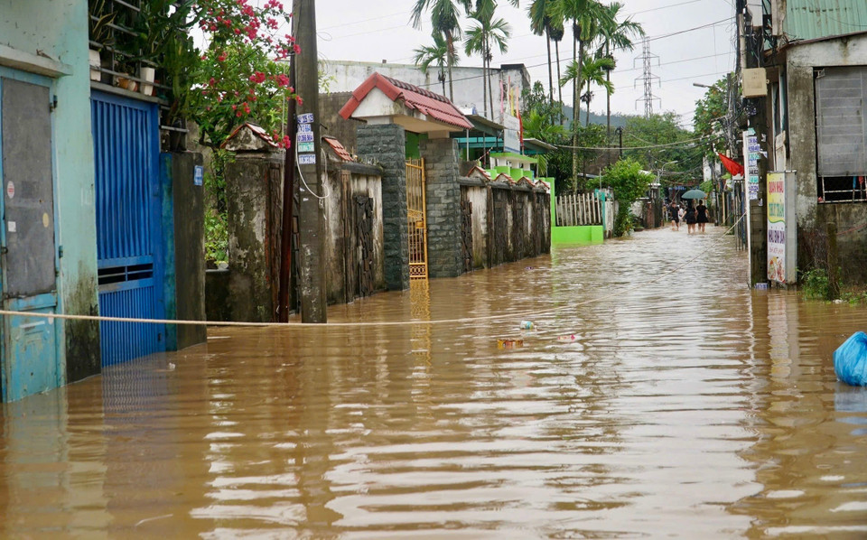 强降雨导致水涌入居民住宅，造成严重内涝。图自 越通社