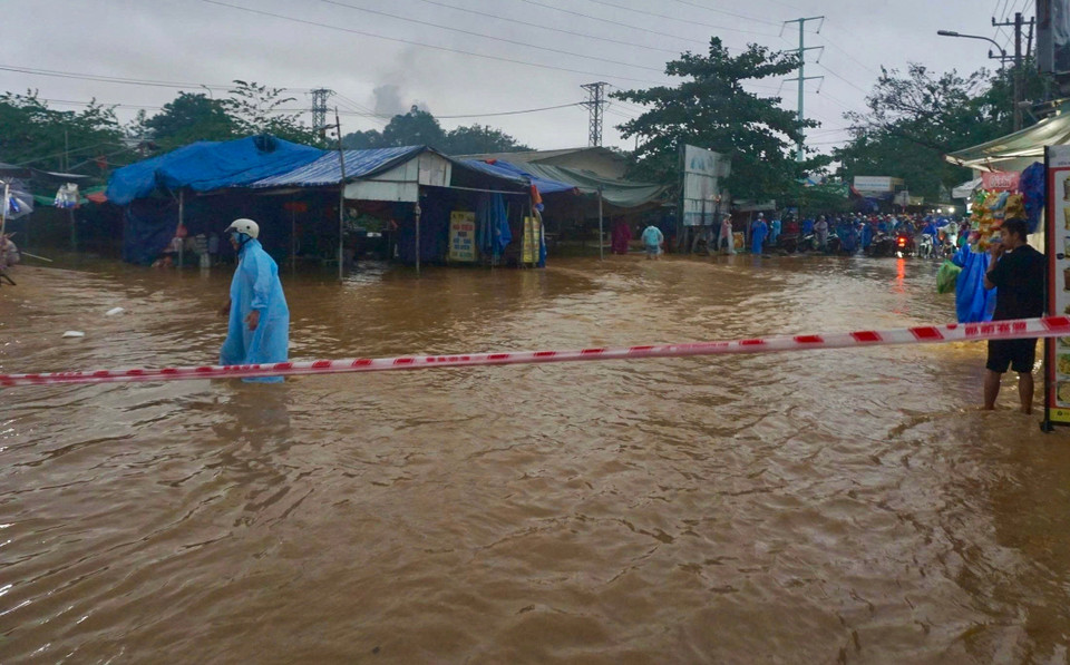 强降雨导致水涌入居民住宅，造成严重内涝。图自 越通社
