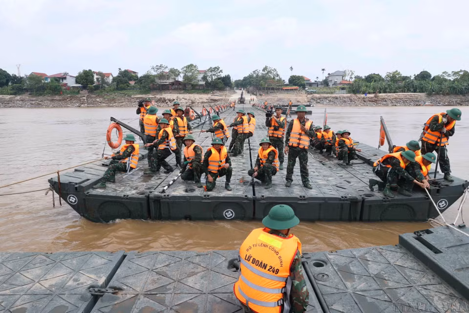 第249旅工兵部队完成丰州浮桥合龙，保障旧丰州桥因洪涝倒塌后的群众过河通行。图自 越通社