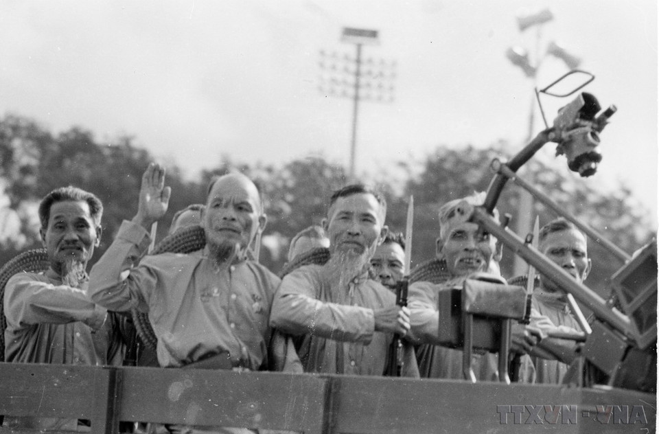 老民兵自卫队参加于1975年在巴亭广场举行的阅兵式。图自 越通社