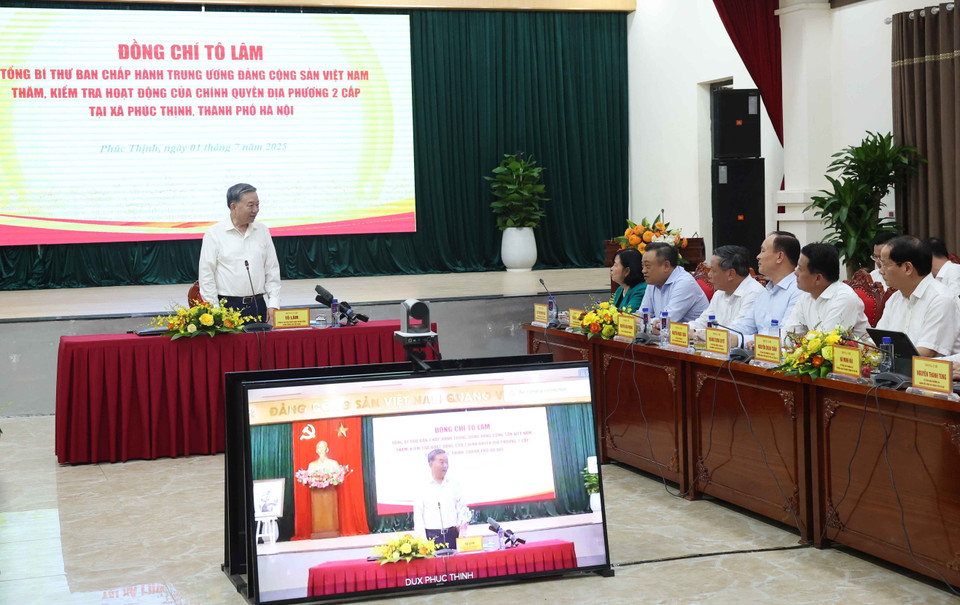 越共中央总书记苏林在走访河内市福盛乡并视察当地两级地方政府运行情况时发表指导讲话。图自 越通社