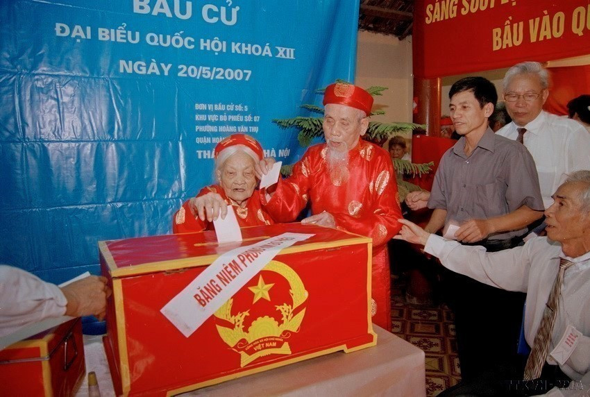 两位年逾百岁的高领选民在第5选区第7投票站参加2007年5月20日第十二届国会代表选举。图自 越通社