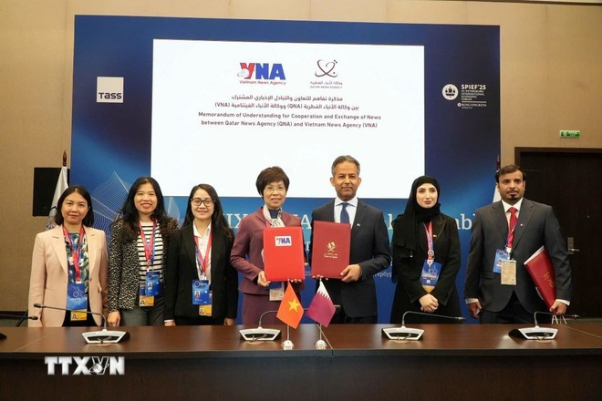 越通社社长武越庄向国际友人推介画册《越南革命新闻百年》。图自 越通社