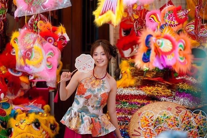 英国《Time Out》杂志评选河内为欣赏秋季美景的理想目的地之一——这里微凉的气息与古街绚烂的中秋景象交相辉映，构成一幅令人心醉的秋日画卷。图自 越通社