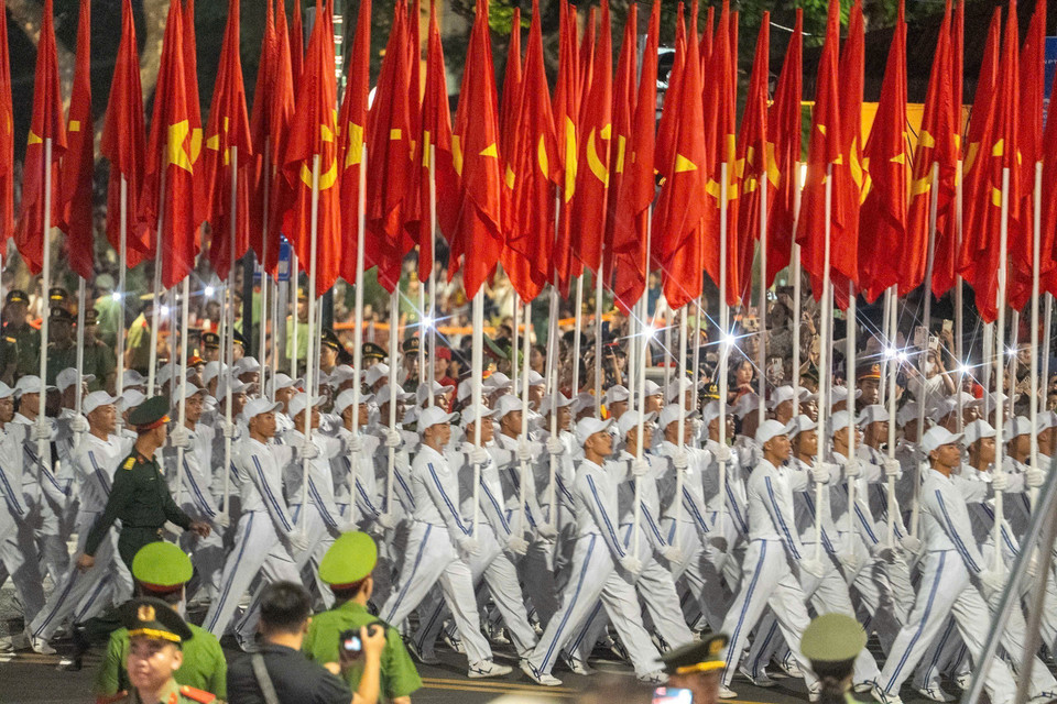 红旗方阵行进在河内街头。图自 越通社