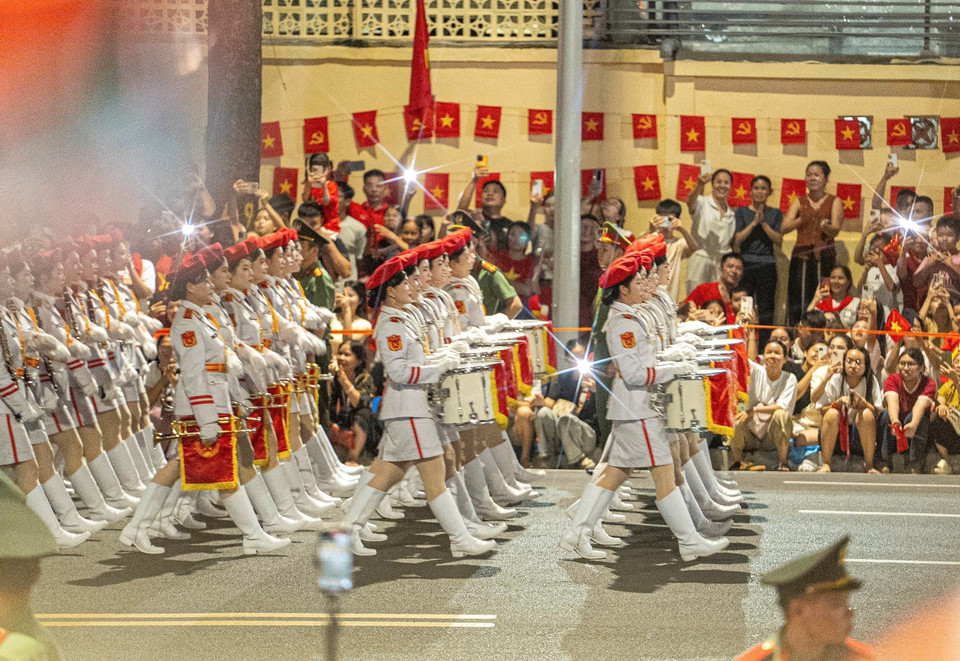 各阅兵和游行方阵在首次综合演练中行进于河内街头。图自 越通社
