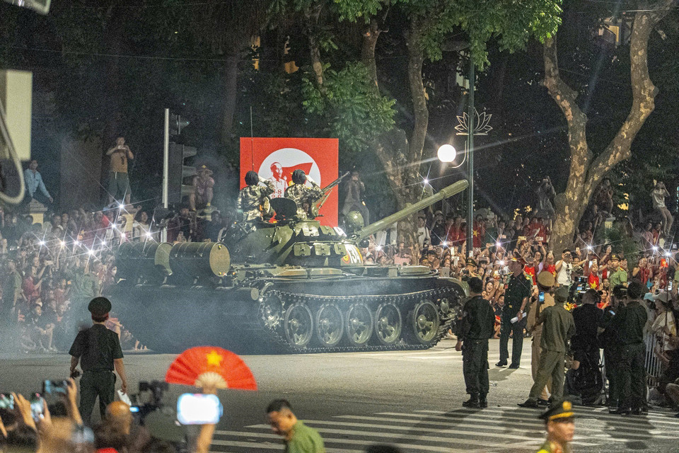 各阅兵和游行方阵在首次综合演练中行进于河内街头。图自 越通社