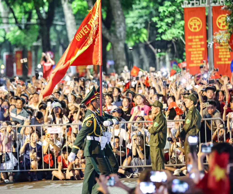 各阅兵和游行方阵在首次综合演练中行进于河内街头。图自 越通社